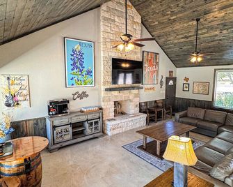 Stunning 6 Bedroom vacation home with pool & hot tub 5 minutes from Frio River! - Sabinal - Sala de estar