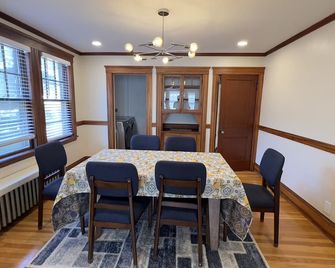 Tranquil Renovated 3br Allston Condo + Parking , Close To Harvard/Bu/Bc/Mit! - Boston - Sala pranzo