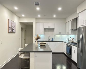 Minimalist Retreat in Irvine - Newport Beach - Kitchen