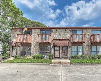 Walk to Ocean: North Myrtle Beach Townhome! - North Myrtle Beach - Edificio