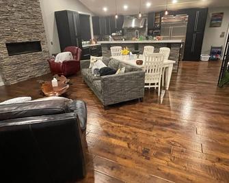 Modern farmhouse oasis. - horses welcome - Watertown