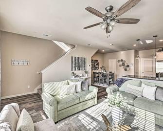 Brand-New Townhome Near Untandtwu And The Square! - Denton - Sala de estar