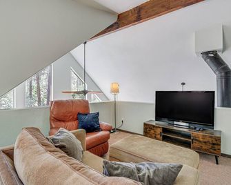 6 Mi to Mt Union: Peaceful Cabin w/ Deck - Mayer - Living room