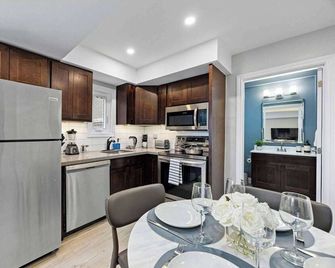 Casa Hotel Stylish Modern Family Suite with Patio - Toronto - Kuchnia