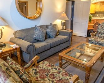 Family Getaway~Pool, Hot Sprng, Scuba & Ice Castles Villa 1073-1 - Midway - Living room