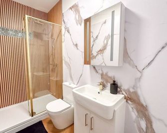 Modern 2 Bedroom Flat in Luton Town Cent - Luton - Łazienka