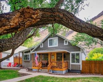 The Estate on Main St. sleeps 22 with 9 BR & 6 full BA in 2 separate buildings! - Riggins