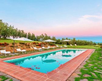 Villa Panorama - Five Bedroom Villa, Sleeps 12 - Pistoia - Pool