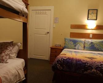 Golden Cross Hotel - Waihi - Bedroom