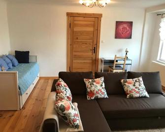 Sanierte möblierte Altbauwohnung am Waldrand für bis zu 6 Personen - Borkheide - Huiskamer