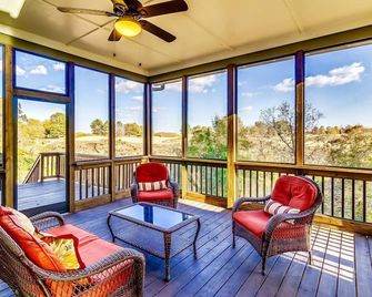 House Built For Groups - 4 Suites, 8 Beds, 5 TV's! - Prattville - Balcony