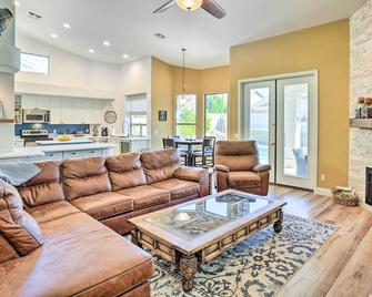 Pool, BBQ and Fire Pit Family Home in Cave Creek - קייב קריק - סלון