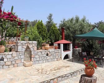 Beautiful holiday house with sea view, terrace, BBQ | Lakonia, Peloponnese - Selinitsa - Innenhof