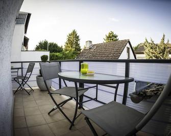 Apartment for 4 pers. with 2 bedrooms and 2 bathrooms, kitchen and balcony in Eschborn - Eschborn - Balkon