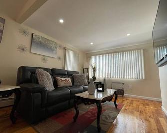 Gorgeous 3-Bedroom Apt in Queens— 5mins from JFK Airport - Queens - Living room
