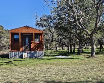 Rustic one room cabin overlooks Lake Buchanan near Reveille Ranch and Spider Mtn - Burnet