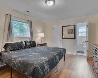 Duke Hospital 3BR Zero Stairs, Wheelchair access ramp with handrails - Durham - Sypialnia