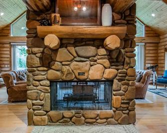 Massive Private Family Log Cabin Lodge: Pool, Pickleball-Fun for All! 100+ acres - Fulton