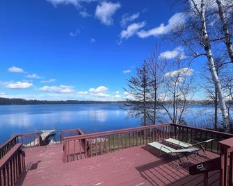 Little Bass Cabin - Kayaks & Clear Water Swimming - Grand Rapids - Balcony
