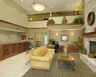 Super 8 by Wyndham Topeka at Forbes Landing - טופקה - לובי