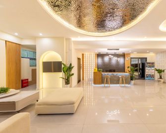 Sky Above the Clouds, Hidden Creek Lodge, View Villa (Moxi Town Branch) - Garzê - Lobby