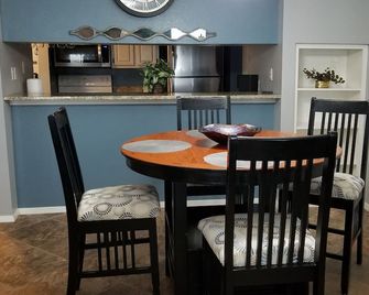 Hidden Treasure! Charming ground floor condo in waterfront complex. - Marble Falls - Dining room