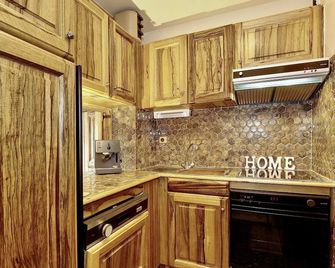 Refuge Montagnard Luxe à Courchevel 1850 avec Parking et Wifi - FR-1-575-225 - Courchevel - Kitchen