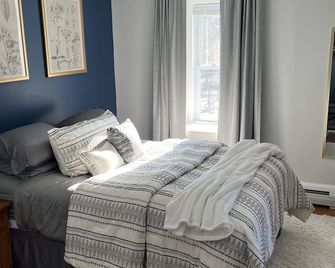 Spacious home located on Chocorua Dam in the White Mountains of New Hampshire - Tamworth - Habitación