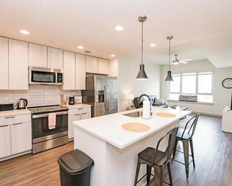 Uptown Furnished Apartments near BOA Stadium apts - Charlotte - Køkken