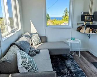 Lighthouse Tiny Home - Liverpool - Living room