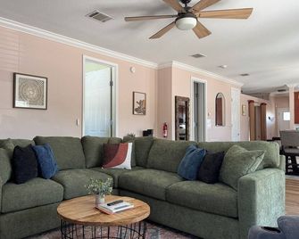 Charming Palm Harbor Escape. - Cozy Home Near Gulf Beaches - Palm Harbor - Wohnzimmer