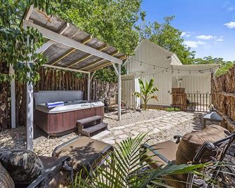 Cotton Quarters |1/1 King Bed | Walk in Shower | Private Hot Tub - Fredericksburg - Patio