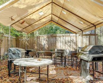 Pet-Friendly Lilburn Duplex with Patio and Grills! - Lilburn - Patio