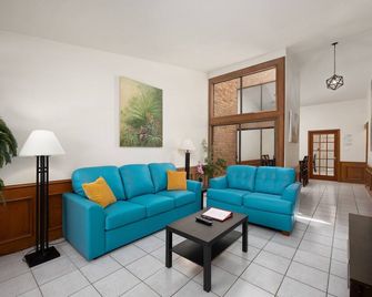Vista Verde 102, Cozy Condo in Brownsville - Brownsville - Living room