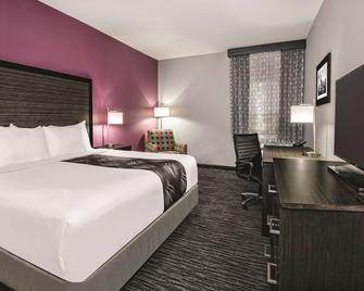 La Quinta Inn & Suites by Wyndham Dallas Grand Prairie North - Grand Prairie - Bedroom