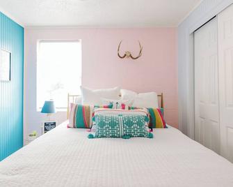 Retro bungalow minutes away from historic Old Towne Petersburg! - Petersburg - Bedroom