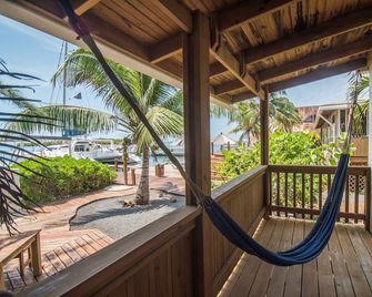 Wikkid Resort - Coxen Hole - Balcony