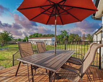 Crew-friendly 1-level Huge Yard Big Parking - Wylie - Patio