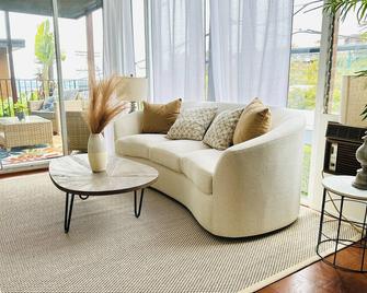 Urban Oasis: Stylish Mid-Century Home in Weho - Los Angeles - Living room