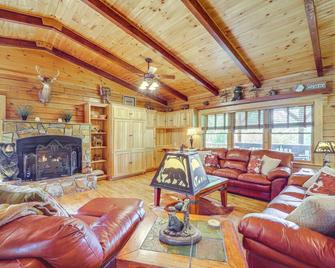 4 Mi to Grandfather Mountain: Cabin in Newland! - Little Switzerland - Living room