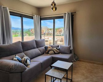 Ático esquinero con preciosas vistas al Valle del Este Golf con piscina comunitaria! - Vera - Wohnzimmer