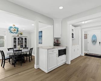 Tan Lake Oasis: Modern Lakefront w/ Game Room, 2 min to Downtown Oxford - Oxford - Comedor
