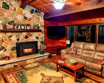 Beautiful, Cozy and Secluded Log Home -A Wausau Favorite! Now w/ High Speed WiFi - Wausau - Sala de estar