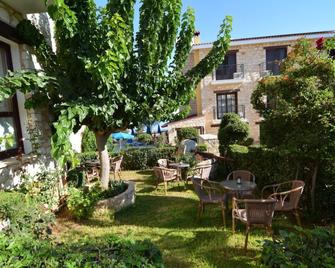 Palates Hotel - Dhrousha - Innenhof