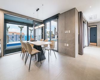 Ddosi Aewol Pool Villa - Jeju City - Dining room