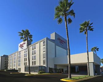 Hampton Inn by Hilton Monterrey-Airport - Monterrey - Edificio