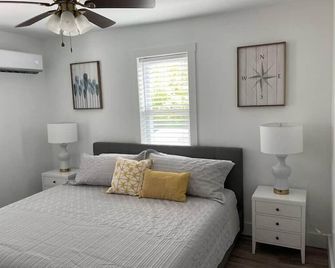 Beach Chic Lbi Apartment- 1 Block From Beach - Ship Bottom - Habitación