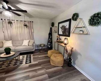 Comfy and cozy on Holly - Pooler - Living room