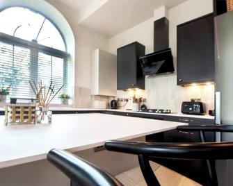 Beautiful Apartment with Wine Fridge and Ensuite - Kennebec - Cocina
