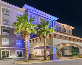 Holiday Inn Express & Suites - St. Petersburg - Madeira Beach, An IHG Hotel - סנט פיטרסברג - בניין